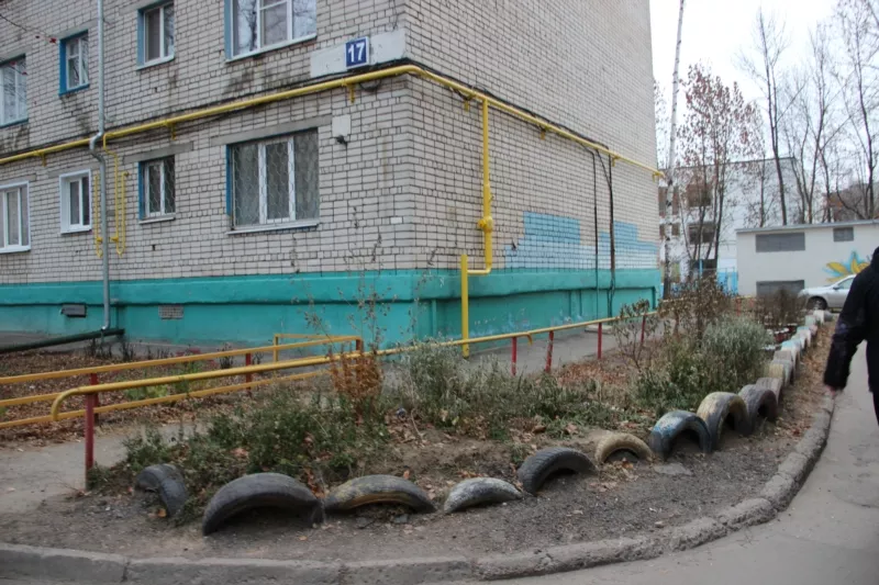 Фото к статье: В Чебоксарах большинство проблем по благоустройству микрорайона решили старыми шинами