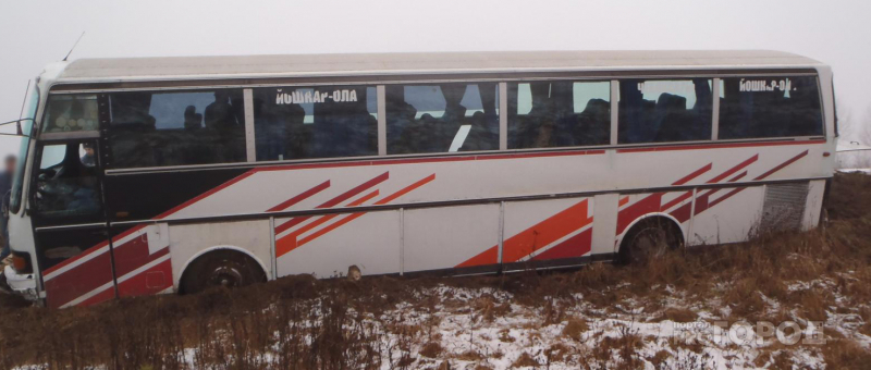Автобус с артистами из Чебоксар опрокинулся в кювет