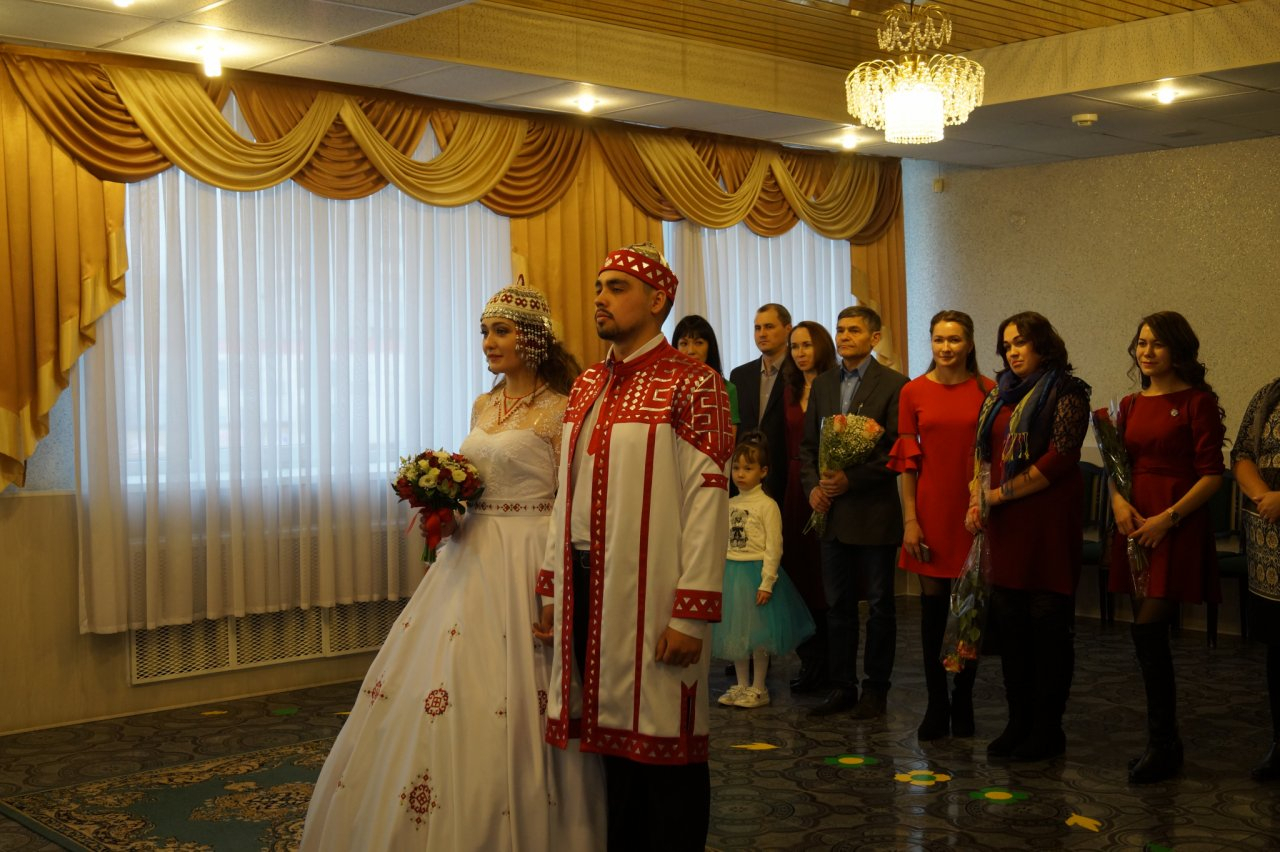 В Новочебоксарске пара сыграла чувашскую свадьбу