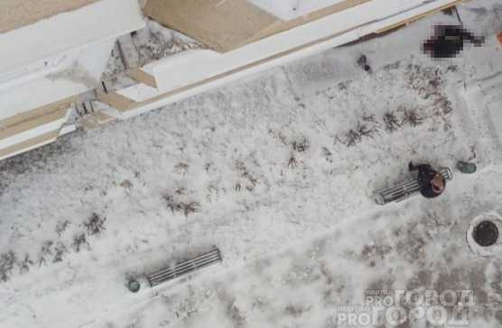 В Новочебоксарске под окнами многоэтажки нашли тело мужчины