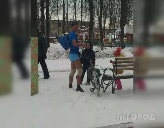 Фото к статье: Чебоксарка о неизвестном в одних шортах: «Горячий мужчина приехал на каток»