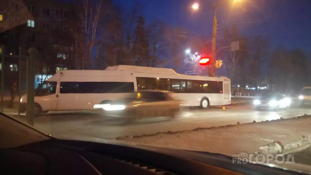 Фото к статье: В Чебоксарах новый автобус попал в аварию