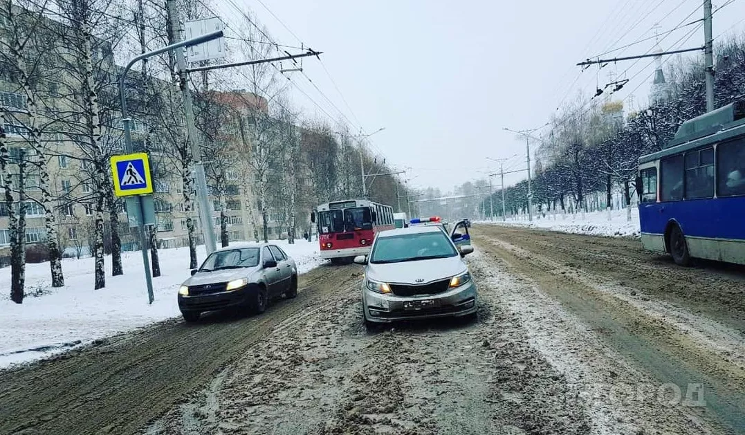Фото к статье: В Чебоксарах на переходе сбили 19-летнюю девушку