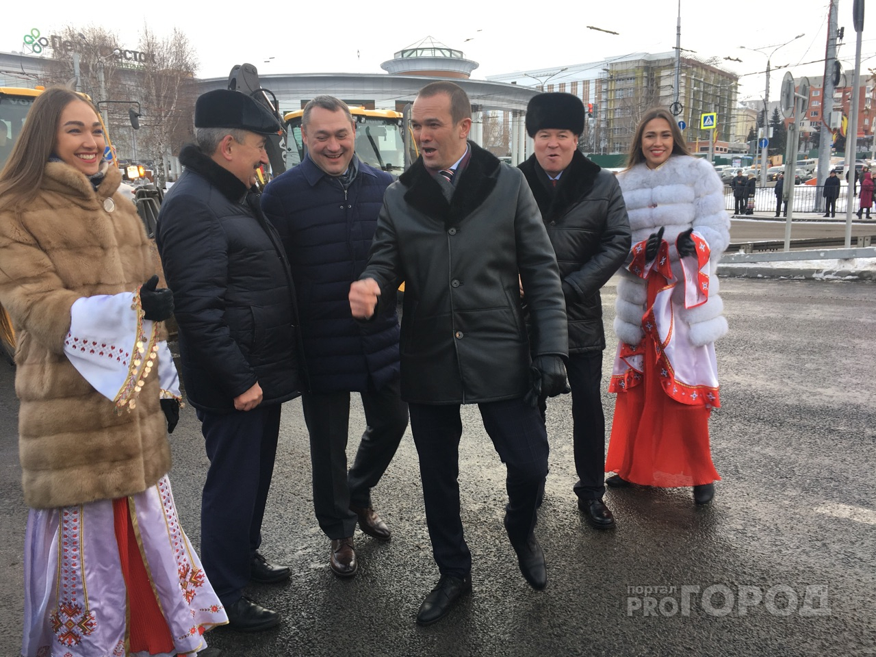 Игнатьев на церемонии открытия Московского моста: "Да здравствуют труженики-строители. Ура!"