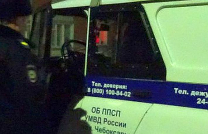 Через окно в дом ворвался мужчина в повязке и отнял у женщины 400 рублей