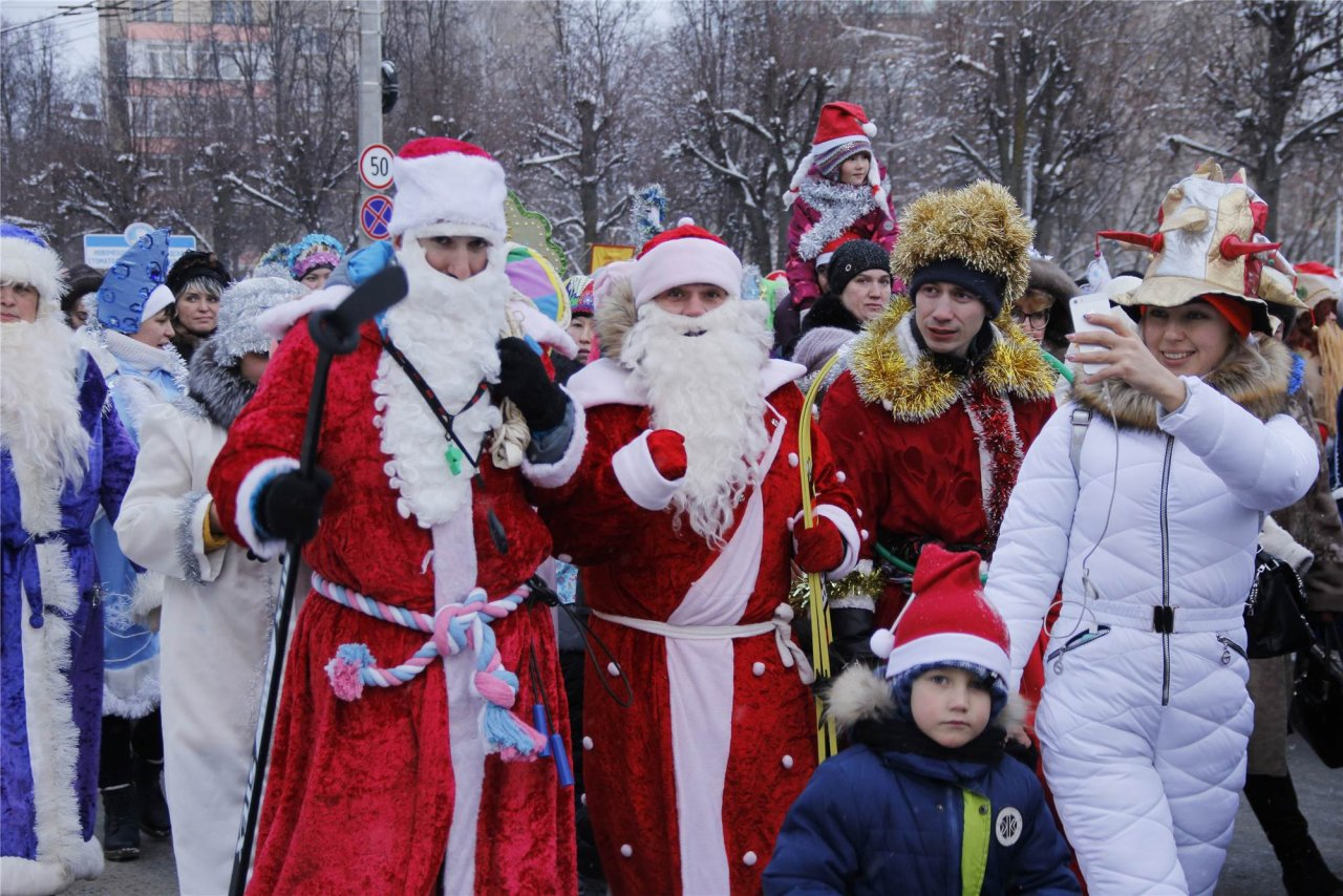 По улицам Новочебоксарска прошла колонна Дедов Морозов