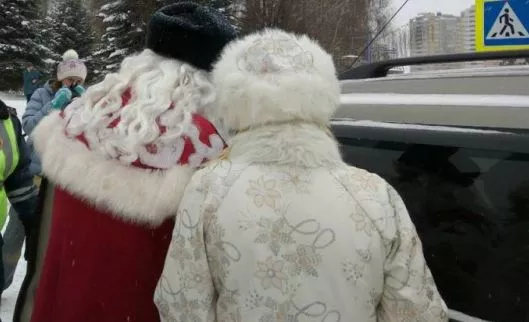 Фото к статье: Полицейский Дед Мороз устроил праздничный рейд в Новочебоксарске