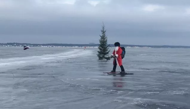 Фото к статье: В Чебоксарах пройдут гонки Дедов Морозов на кайтингах