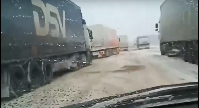 О коллапсе на автотрассе М7: "Полтора часа не можем выехать из Цивильска"