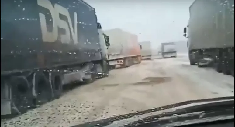 Фото к статье: О коллапсе на автотрассе М7: "Полтора часа не можем выехать из Цивильска"