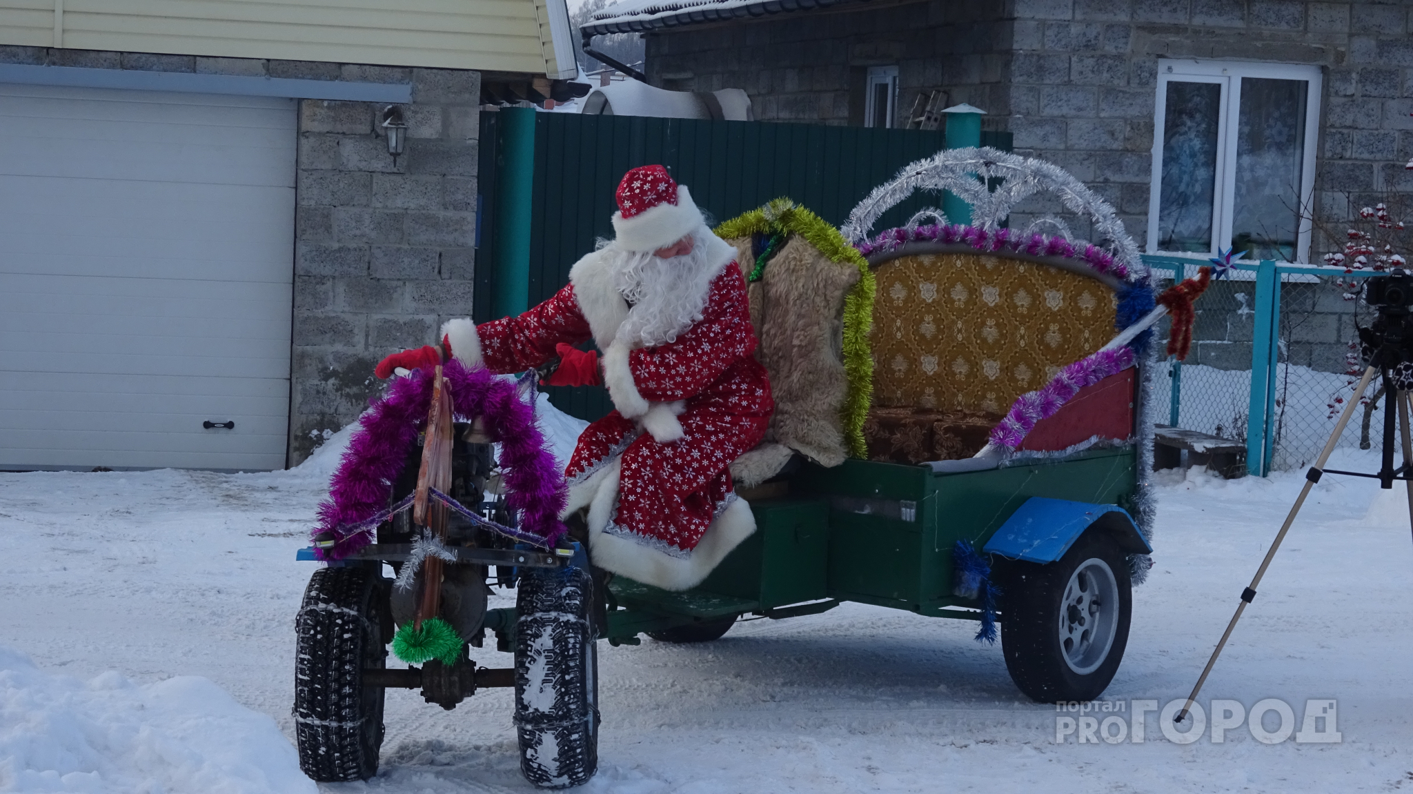 Дед Мороз из Чандрово развозит новогоднее настроение на карете из мотоблока