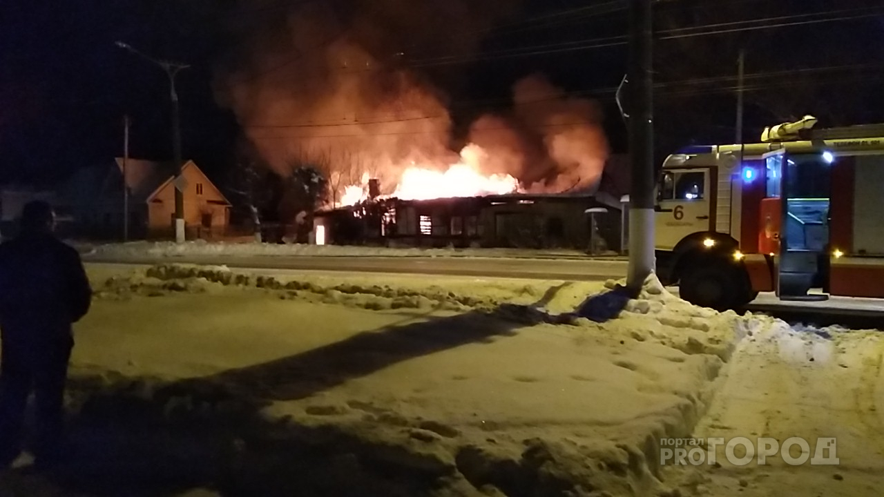 На Южном поселке ночью воспламенился дом