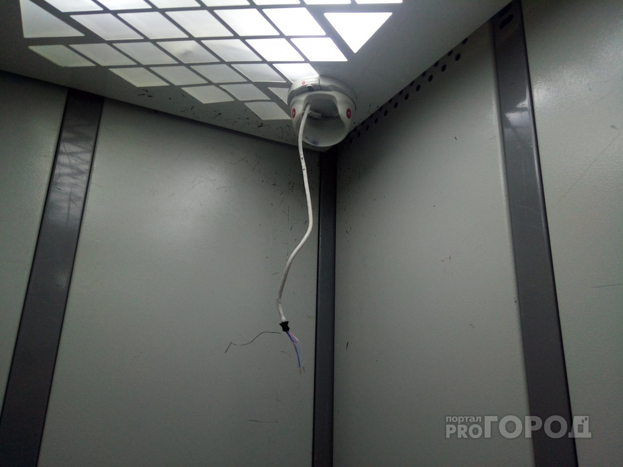 Вандалы вырвали видеокамеру в лифте жилого дома