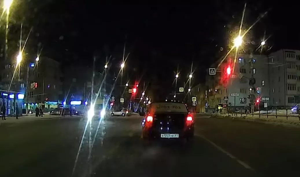 Фото к статье: Таксист "Яндекса" проехал перекресток на красный и через сплошные линии