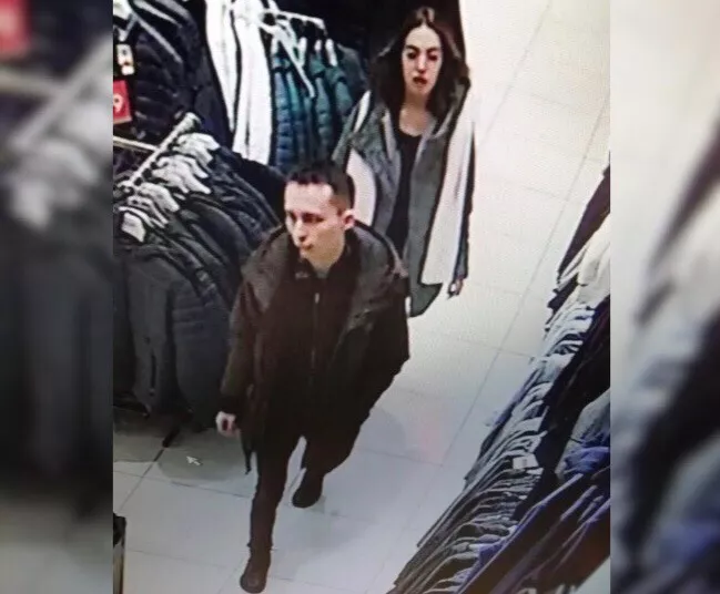 Фото к статье: В Чебоксарах разыскивают парня с девушкой, расплатившихся за покупки чужими деньгами