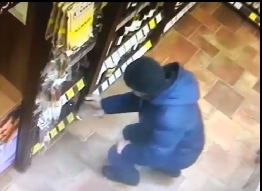 Фото к статье: В Чебоксарах мужчина расплатился несколько раз краденой банковской картой и попал в объектив камеры