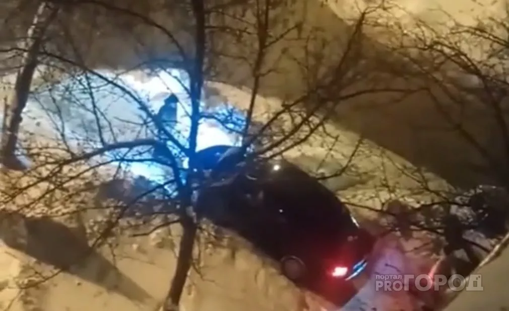 Фото к статье: "СтопХам" в Чебоксарах: пешеход перегородил дорогу автомобилю