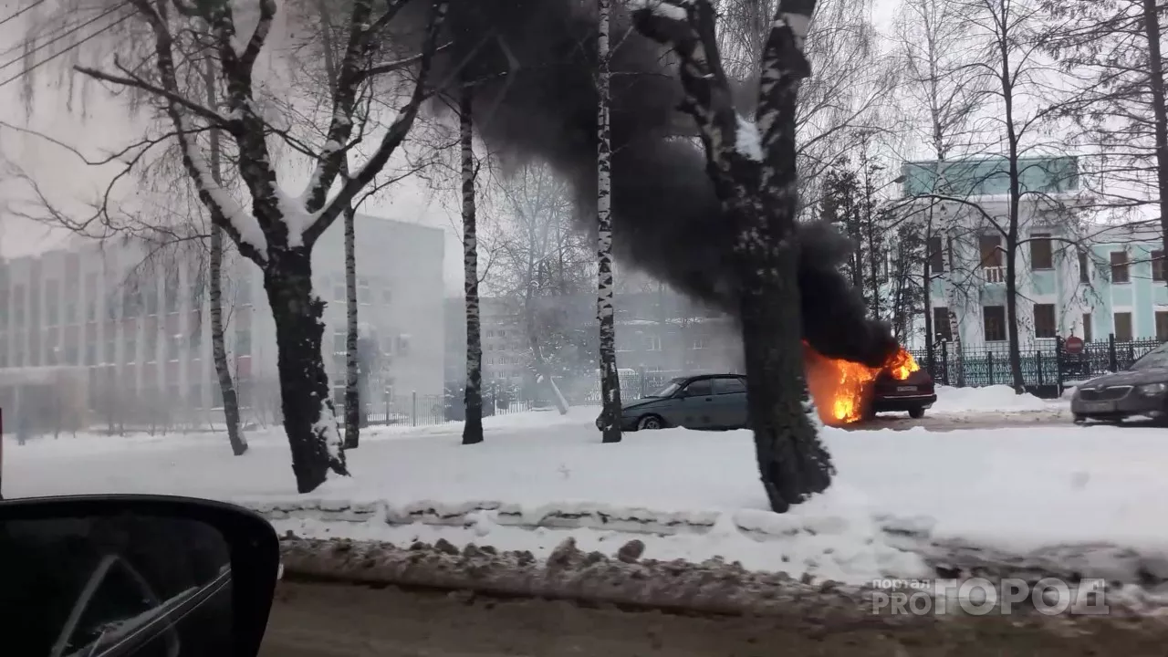 Фото к статье: В Северо-Западном районе на стоянке горит машина