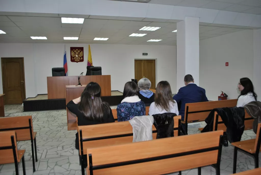 Фото к статье: Несовершеннолетняя дочь подала в суд на отца за угрозу убийства