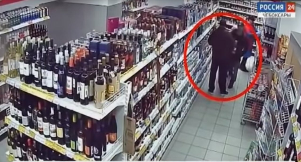 В Чебоксарах полицейский помог продавцу догнать похитителя водки