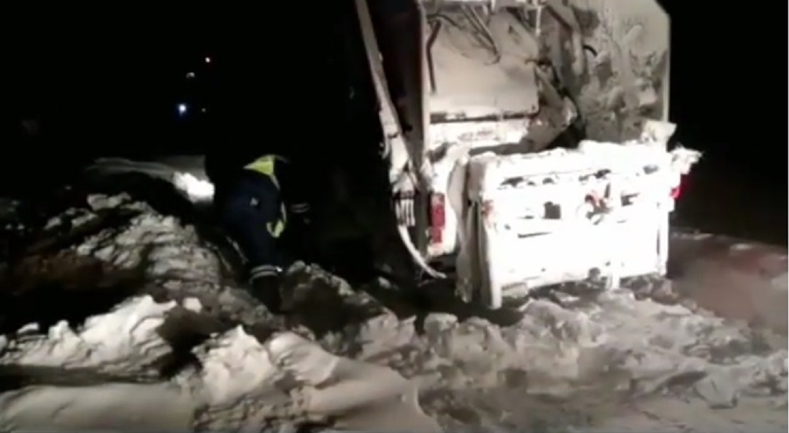 В Чувашии экипаж ДПС вызволил водителя спецтехники из снежного плена