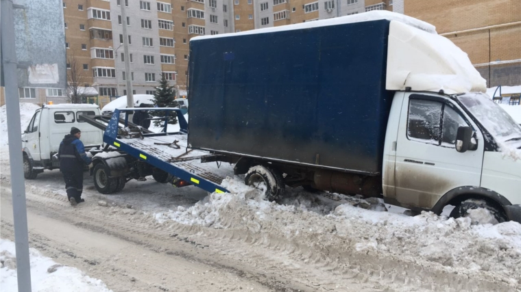Борьба с автовладельцами, которые мешают уборке снега, ведется через эвакуацию