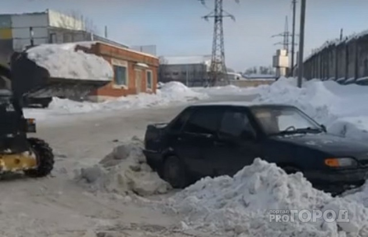 В Чебоксарах погрузчик-каратель заблокировал автомобиль снегом