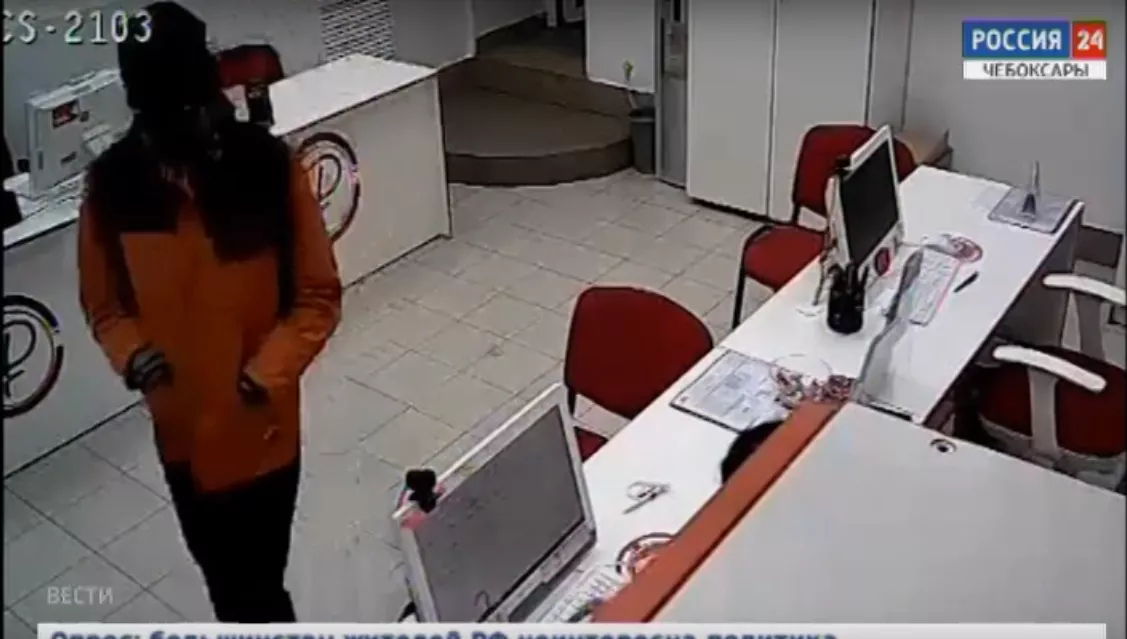 Фото к статье: Появилось видео с разыскиваемым преступником: "Вам что дороже: жизнь или деньги?"