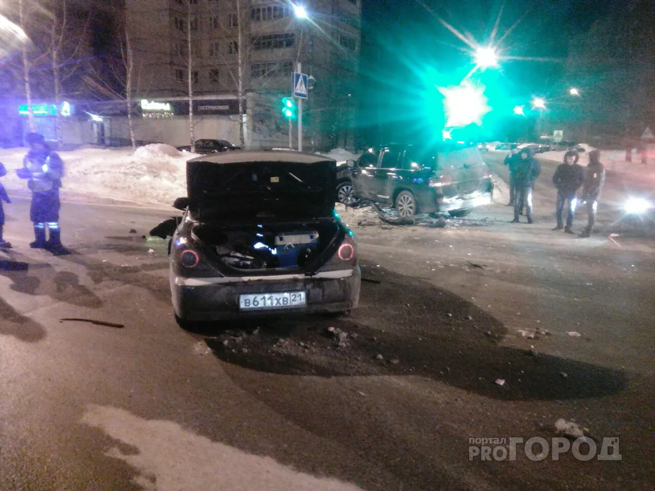 Фото к статье: В Чебоксарах на перекрестке столкнулись две иномарки