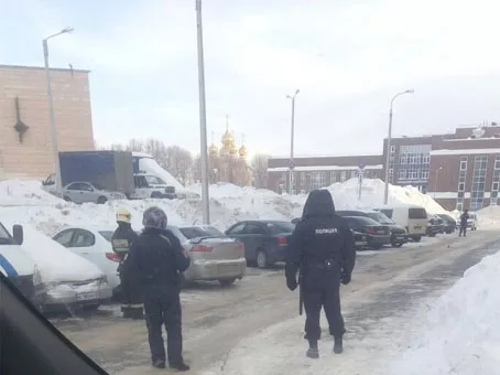 Фото к статье: В Новоюжном районе спецслужбы оцепили дом рядом со зданием ДК Тракторостоителей