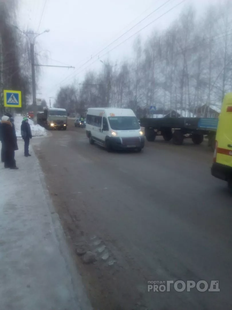 Фото к статье: В Чебоксарах пешехода на зебре сбила маршрутка