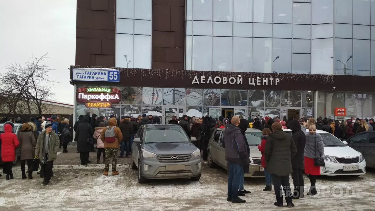 Фото к статье: В Чебоксарах вслед за школами эвакуировали бизнес-центры