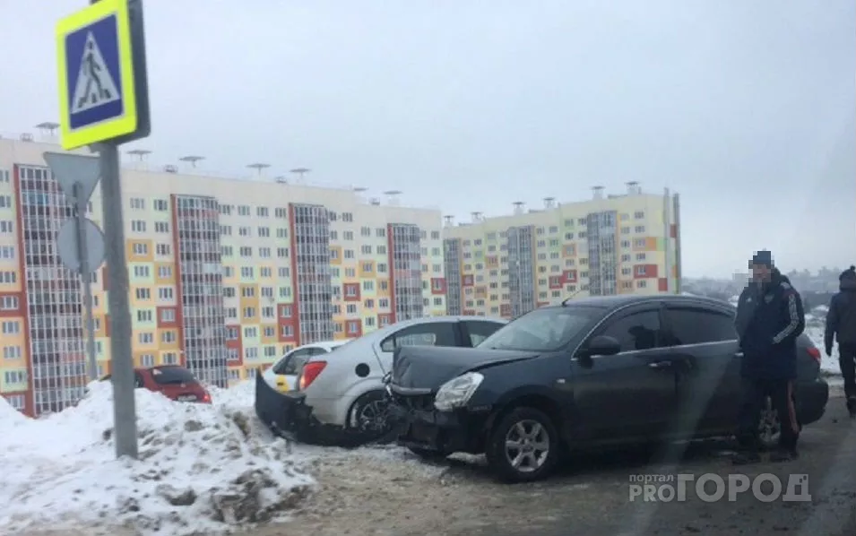 Фото к статье: В Садовом районе легковушка влетела в дорожный знак