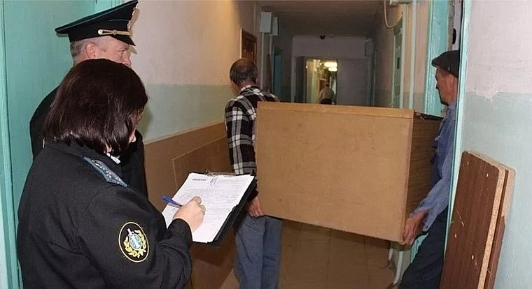 Фото к статье: В Чебоксарах должника выселили из квартиры из-за 70 тысяч рублей