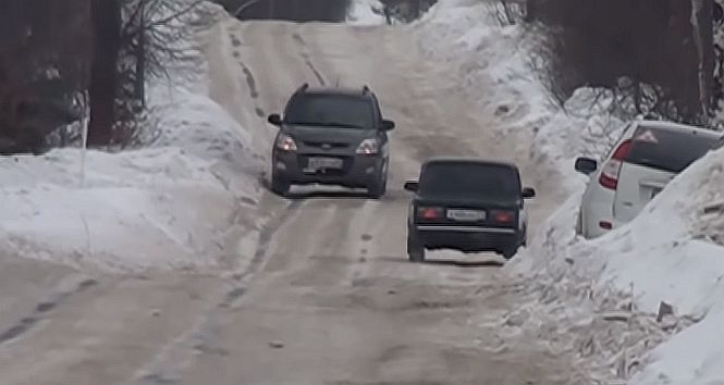 В Алатыре автомобили попадают в плен ледяной колеи