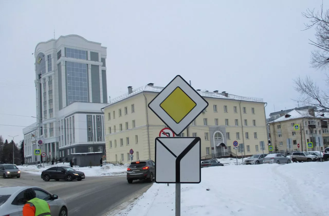 Фото к статье: В Чебоксарах продолжают устанавливать новые дорожные знаки