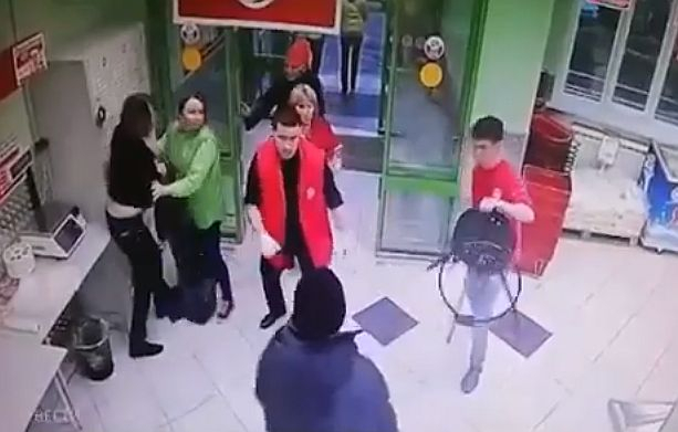 Продавец вооружился стулом против магазинного вора