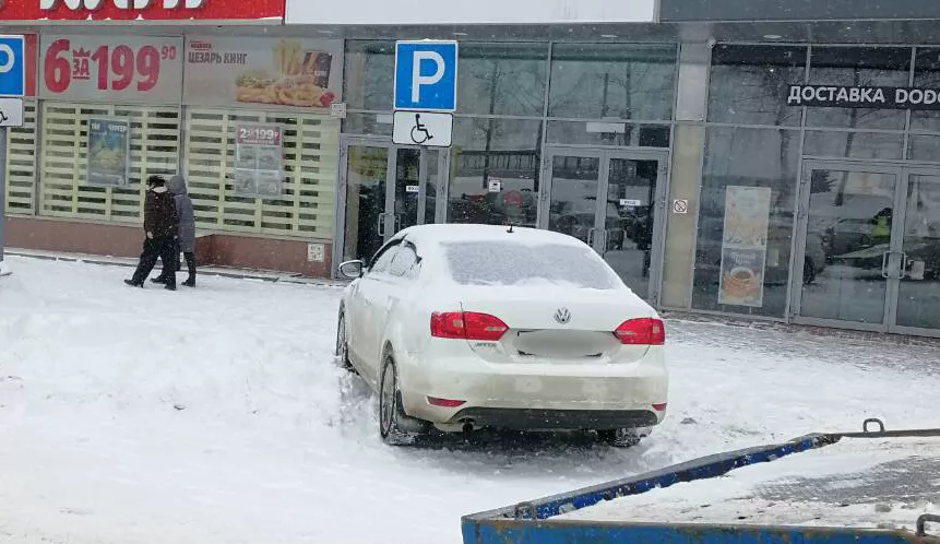 Фото к статье: В Чебоксарах со стоянки эвакуировали Volkswagen из-за нарушения
