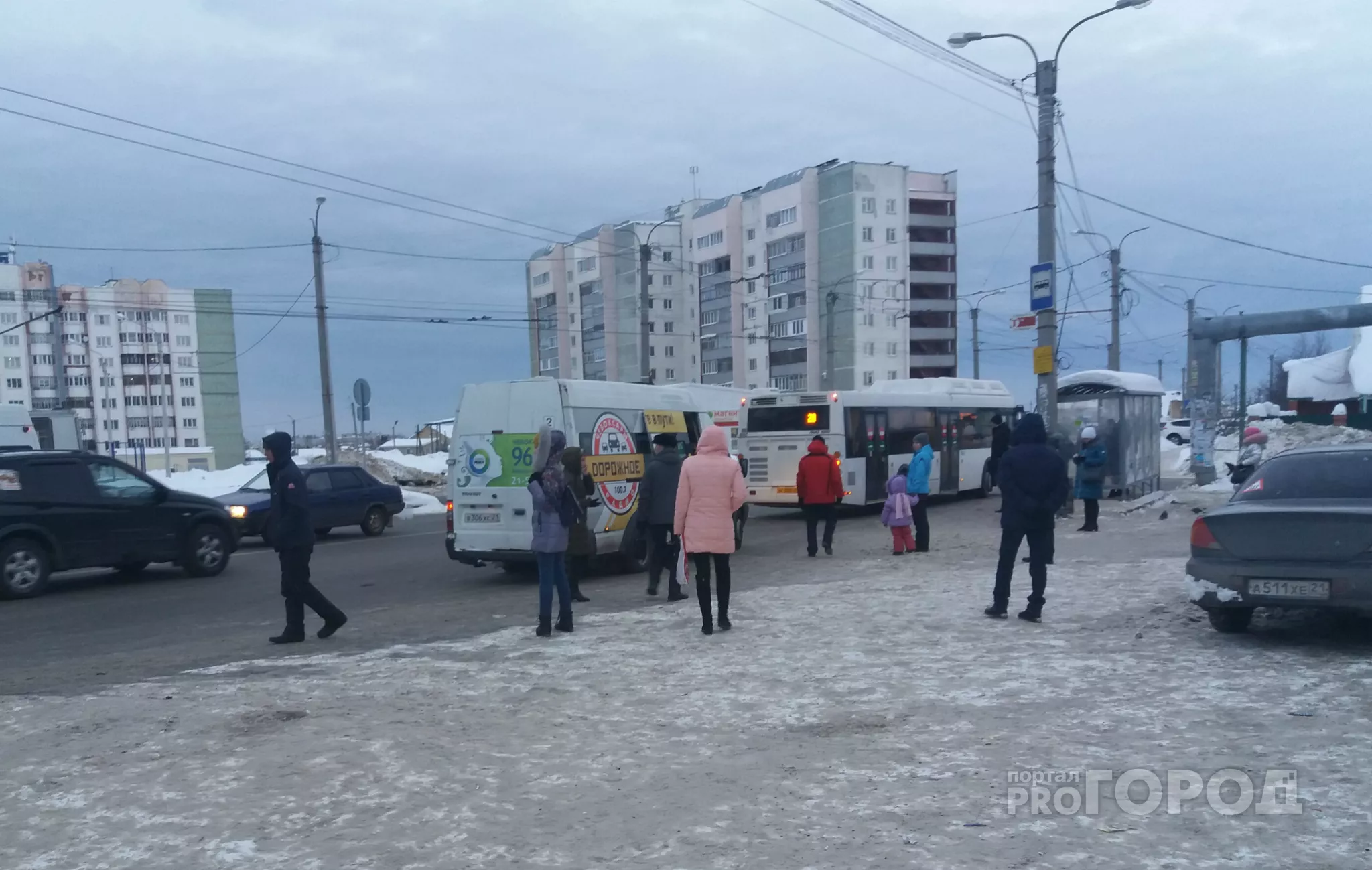 Фото к статье: Жители Альгешево по полчаса стоят на остановках, чтобы уехать или приехать