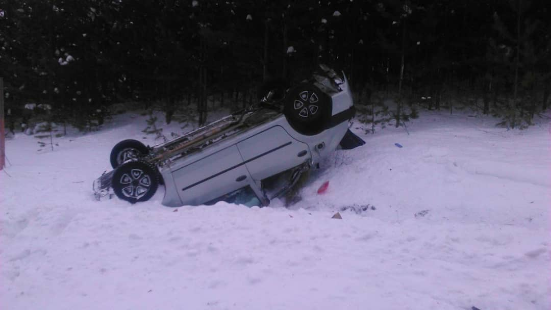 В Урмарском районе пьяный водитель на Renault врезался в припаркованное авто