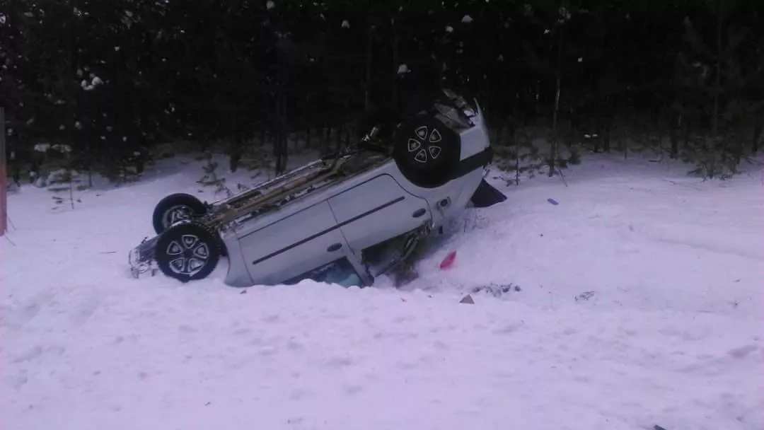 Фото к статье: В Урмарском районе пьяный водитель на Renault врезался в припаркованное авто