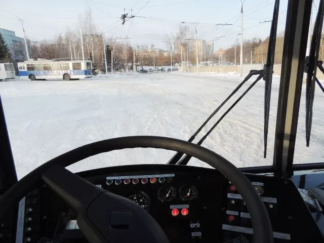 Фото к статье: Водитель троллейбуса о сложности работы: "Встаю в три утра, уважайте наш труд"