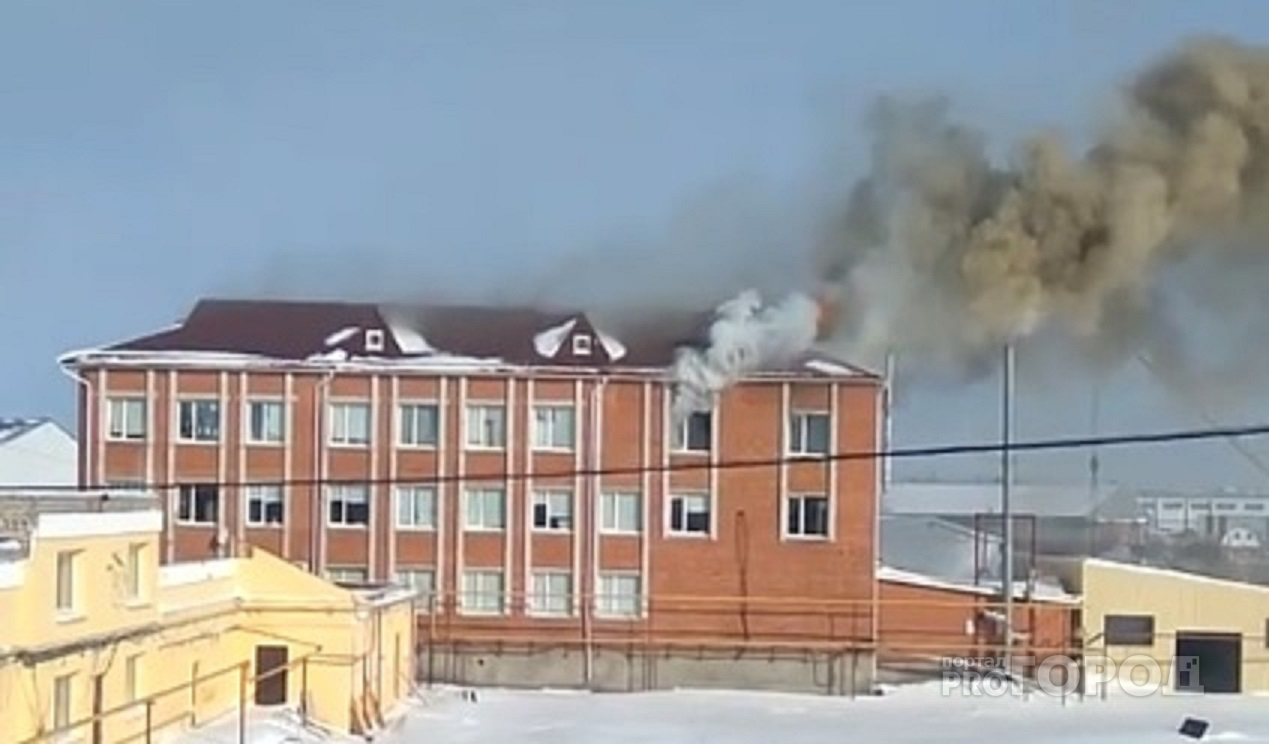 В Чебоксарах загорелась мебельная фабрика