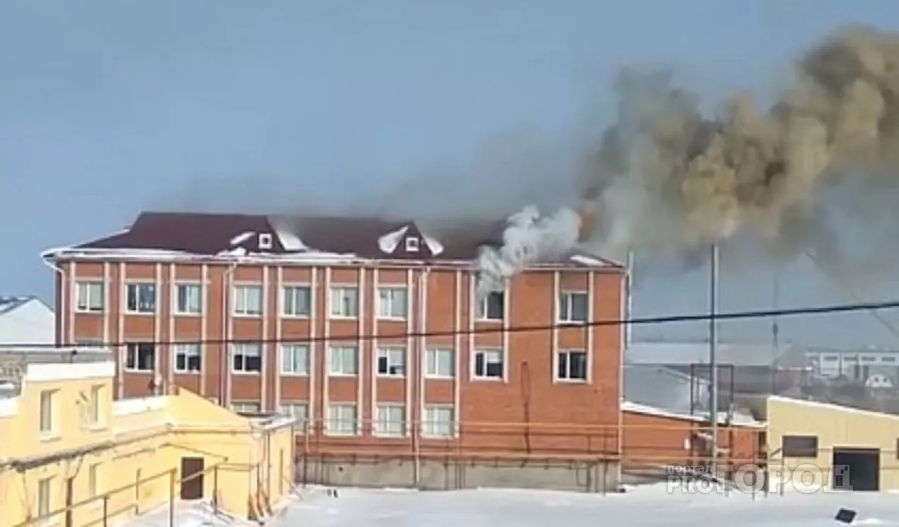 Фото к статье: В Чебоксарах загорелась мебельная фабрика