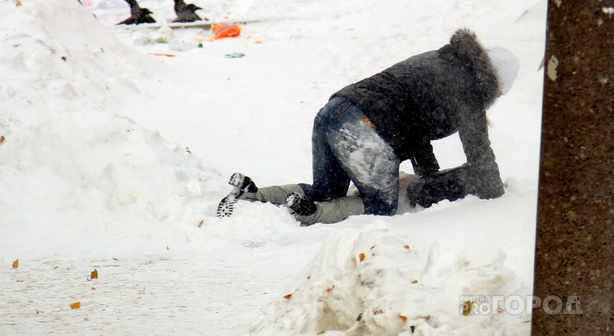 Следователи проводят доследственные проверки после падения снега на людей