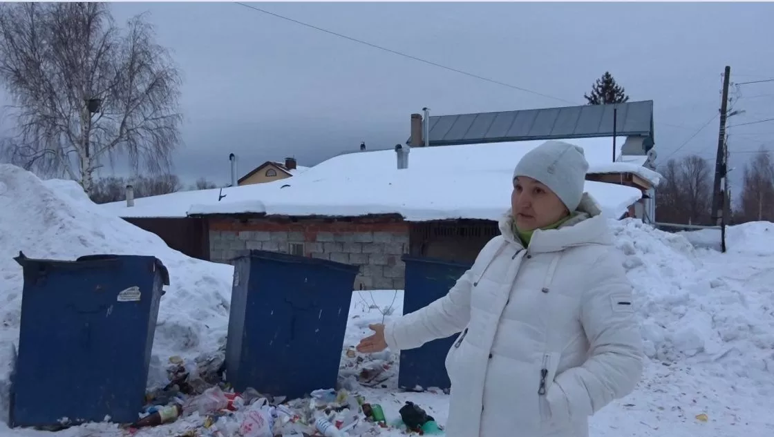 Фото к статье: В Альгешево по несколько дней не вывозят мусор, а потом он разлетается