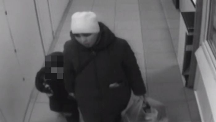 Полицейские Новочебоксарска ищут женщину, которая ушла из магазина с чужой сумкой