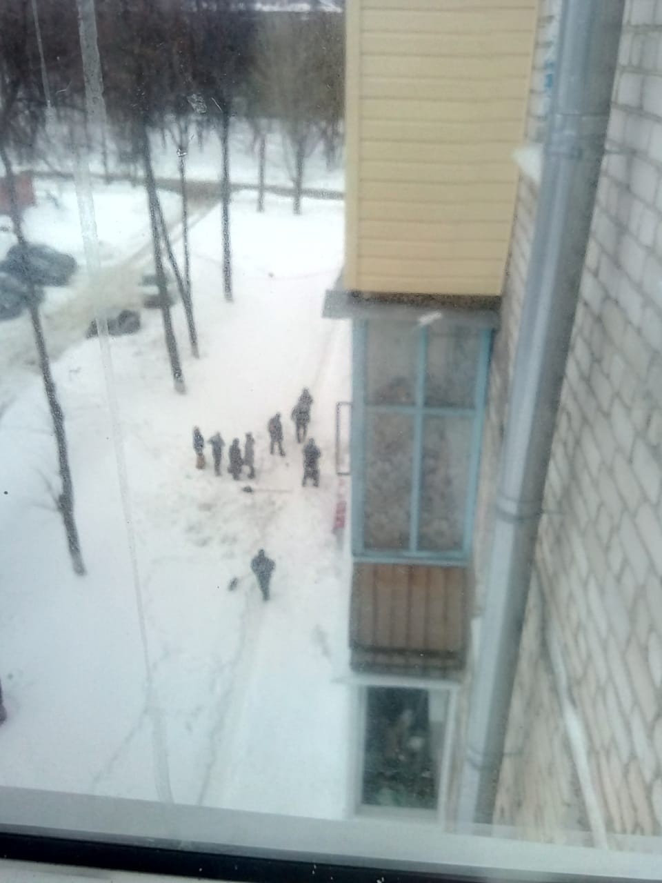 В Новочебоксарске мужчина пострадал от льдины, упавшей на него с балкона пятого этажа