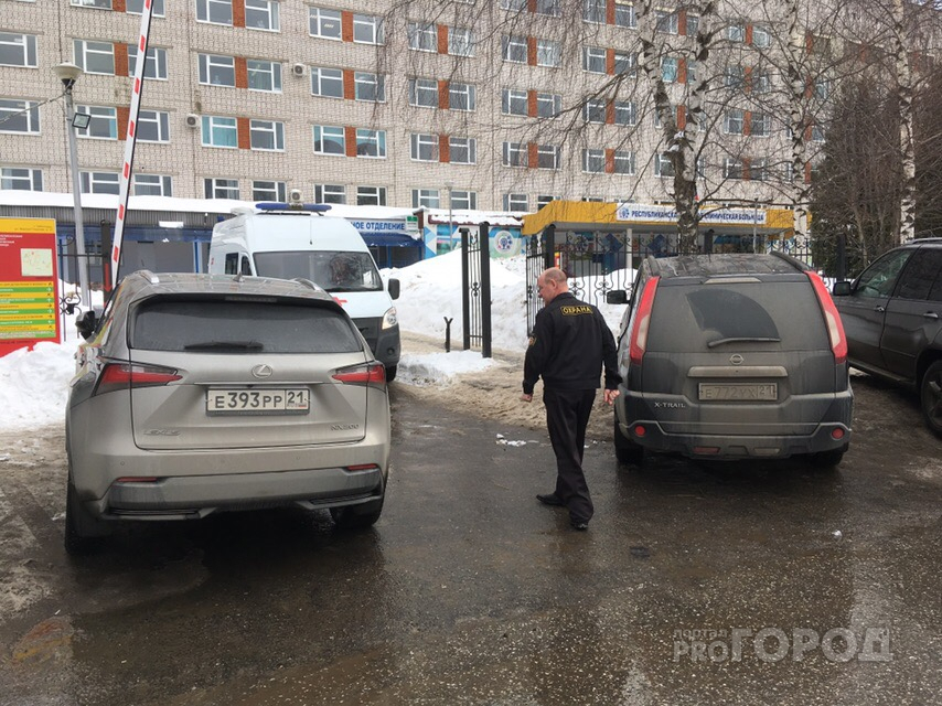 Автоледи на "Лексусе" заплатит 2000 рублей за то, что перегородила дорогу скорой