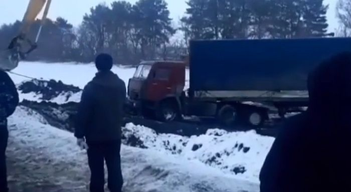 Фуру дальнобойщика из Северной Осетии удалось вытащить из кювета